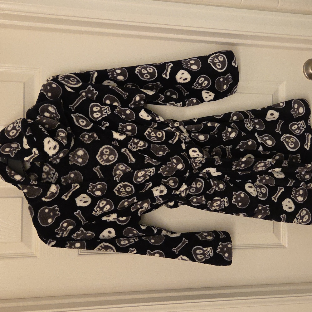 Cherokee Black Robe With Skull Print Size M